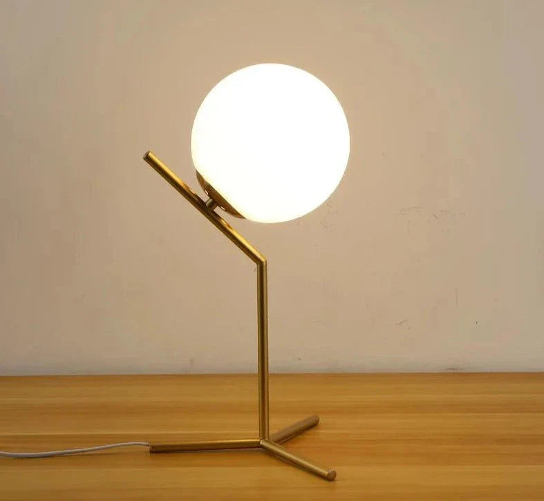 Lampe de chevet design bras dorés et boule de verre